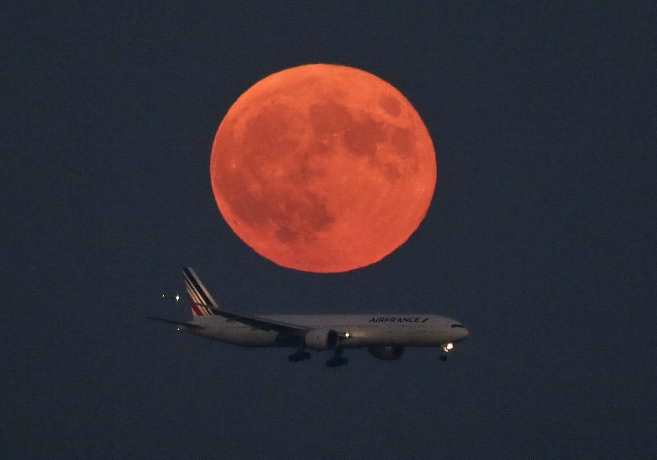 Un fenómeno que ocurre cuando la luna llena se encuentra en su perigeo, el punto más cercano a la Tierra, y en esta ocasión es llamada 'de nieve' porque se produce en un periodo de grandes nevadas en el hemisferio norte