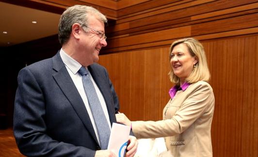 La consejera de Economía, Pilar del Olmo, junto al procurador Antonio Silván, durante el Pleno de las Cortes de Castilla y León