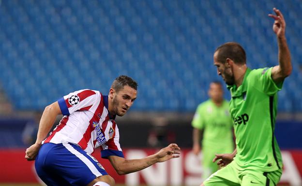 Koke, ante Chiellini en el partido frente a la Juventus en 2014 