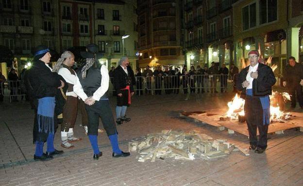 Varios hombres vestidos con traje tradicional.