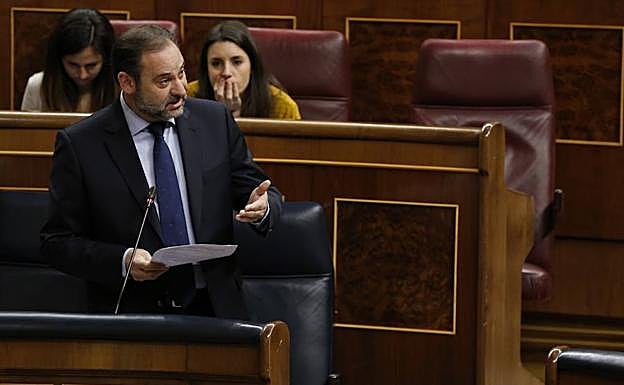 El ministro de Fomento, José Luis Ábalos, durante su intervención en el Congreso. 