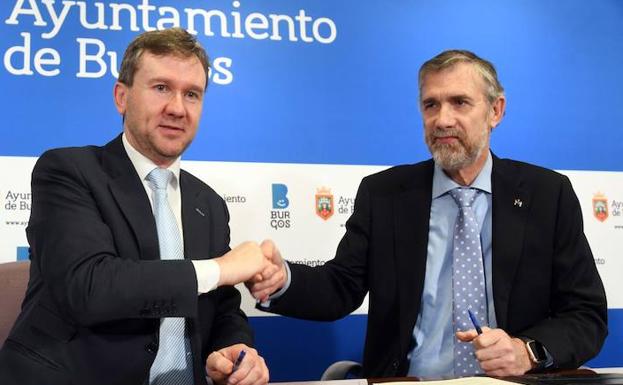 El alcalde de Burgos, Javier Lacalle, y el rector de la Universidad de Burgos, Manuel Pérez Mateos, firman la modificación del Convenio del Hospital de la Concepción. 