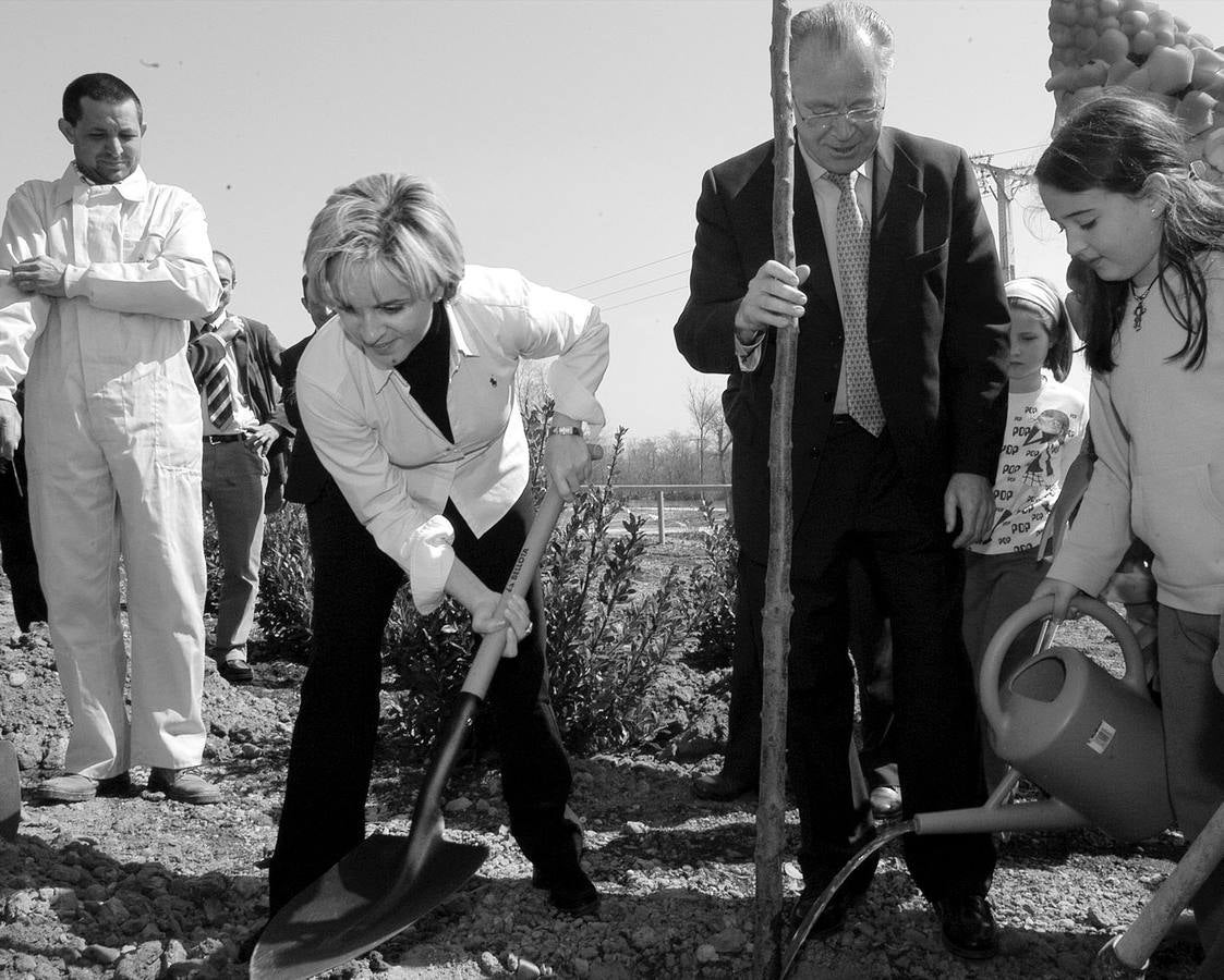 21.03.03 La consejera de Medio Ambiente Silvia Clemente y el alcalde de Zamora, Antonio Vázquez, plantan un árbol en la zona de Las Pallas, junto al Duero.