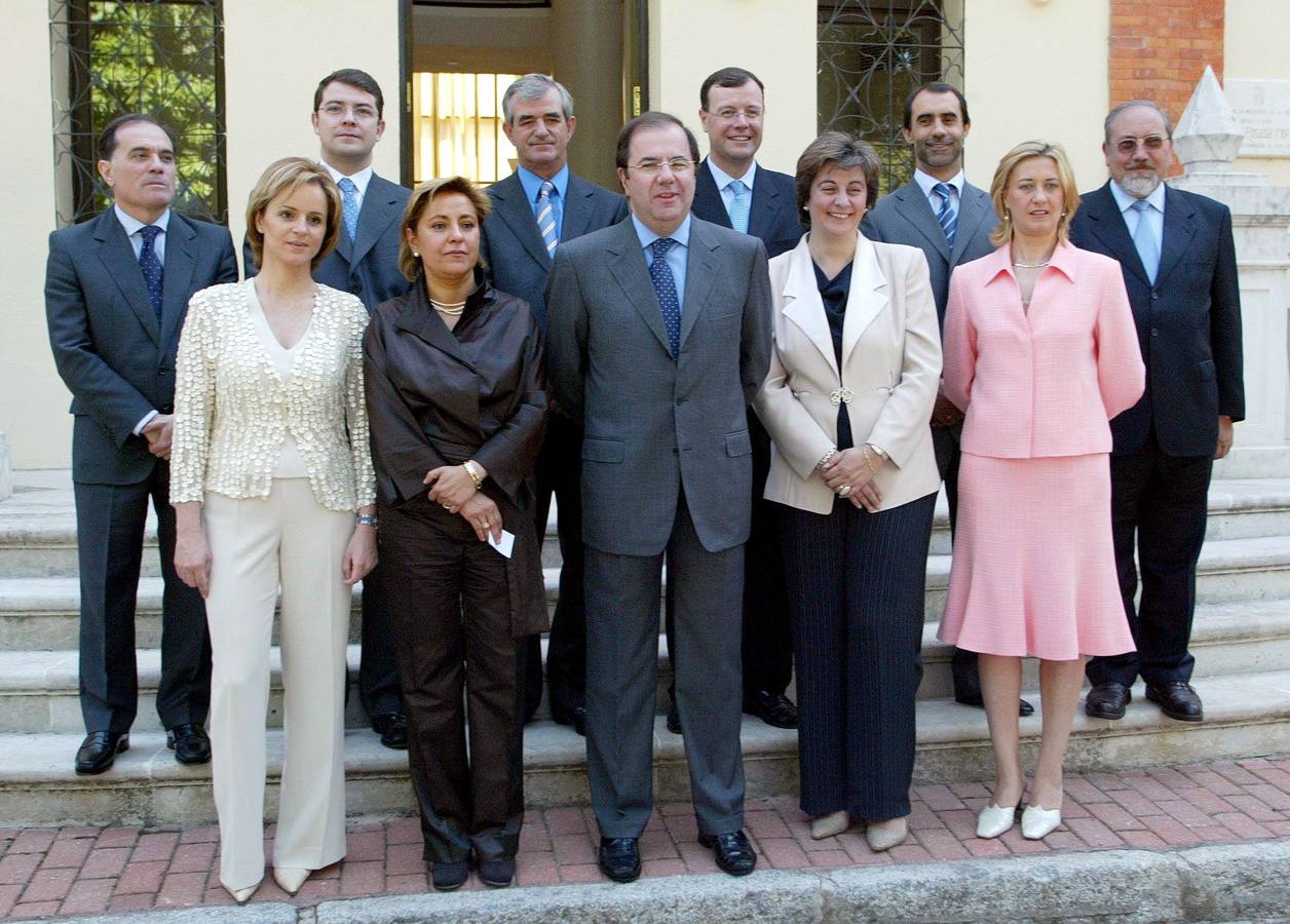 04.07.03 Foto de familia de los miembros del nuevo Gobierno de la Junta Castilla y León, bajo la presidencia de Juan Vicente Herrera.