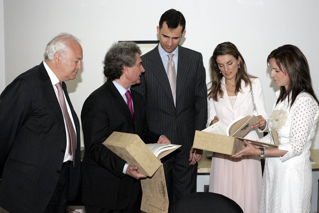 14.07.06 Los Príncipes de Asturias, Don Felipe y Doña Letizia reciben de la consejera Silvia Clemente un ejemplar del Quijote en Chino durante la inauguración de la primera sede del Instituto Cervantes en Pekin.