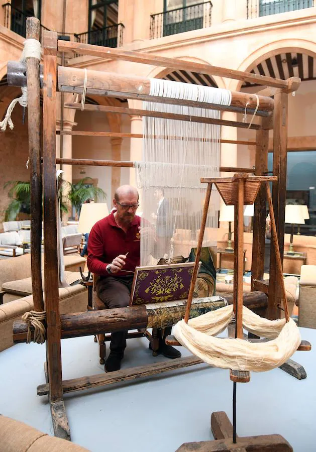 El Parador de Lerma ha inaugurado hoy en su patio de Bolaños la muestra 'Metamorfosis de la lana. Creaciones de la Real Fábrica de Tapices en la colección de Paradores', una colección de obras textiles en la que se pueden ver alfombras tejidas por artistas españoles. Destaca la obra del japonés Keiko Mataki, que «es la primera vez que un artista japonés hace una alfombra», según señaló el director de la Fundación Real Fábrica de Tapices, Alejandro Klecker.