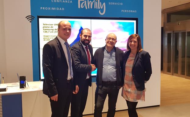 Rubén Sastre (Gestor de Negocios Oficina Store Miranda de Ebro), Jesús David García (Director de Área de Negocio de la provincia de Burgos-Nordeste), Fernando Zatón (Presidente de ACECCA) y Patricia Arribas (Directora Oficina Store Miranda de Ebro). 