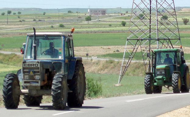 La Guardia Civil identifica a un tractorista por conducir sin permiso