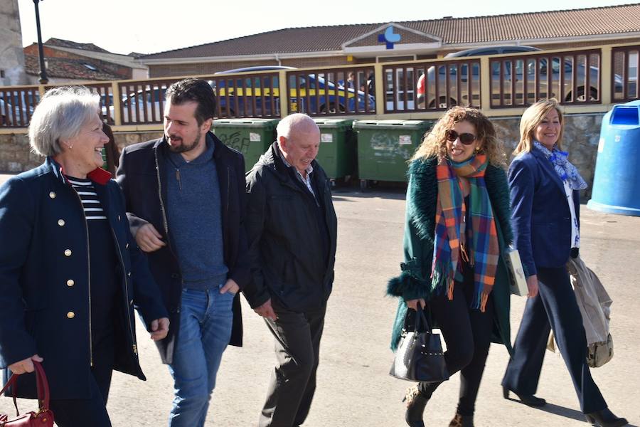 El secretario general del PSOECyL y candidato a la Presidencia de la Junta, Luis Tudanca, ha visitado Melgar de Fernamental donde ha acudido al centro de salud y a las instalaciones de la Laguna de la Pesca