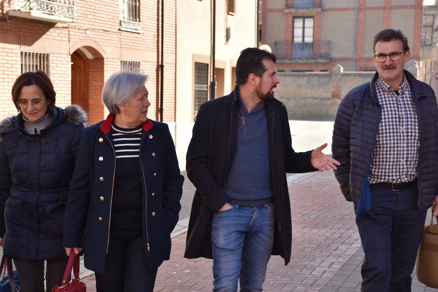 El secretario general del PSOECyL y candidato a la Presidencia de la Junta, Luis Tudanca, ha visitado Melgar de Fernamental donde ha acudido al centro de salud y a las instalaciones de la Laguna de la Pesca