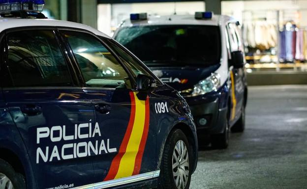 Coches de la Policía Nacional de patrulla por la ciudad.