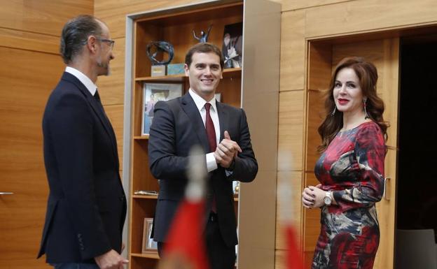 Luis Fuentes y Albert Rivera, con Silvia Clemente en una imagen de 2015. 