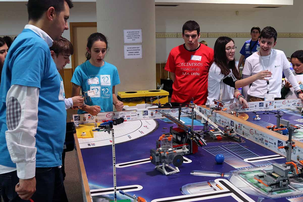 Cerca de 270 jóvenes de 12 ciudades españolas se han reunido hoy en Burgos para desarrollar y construir robots que resolvieran situaciones reales vividas en el espacio