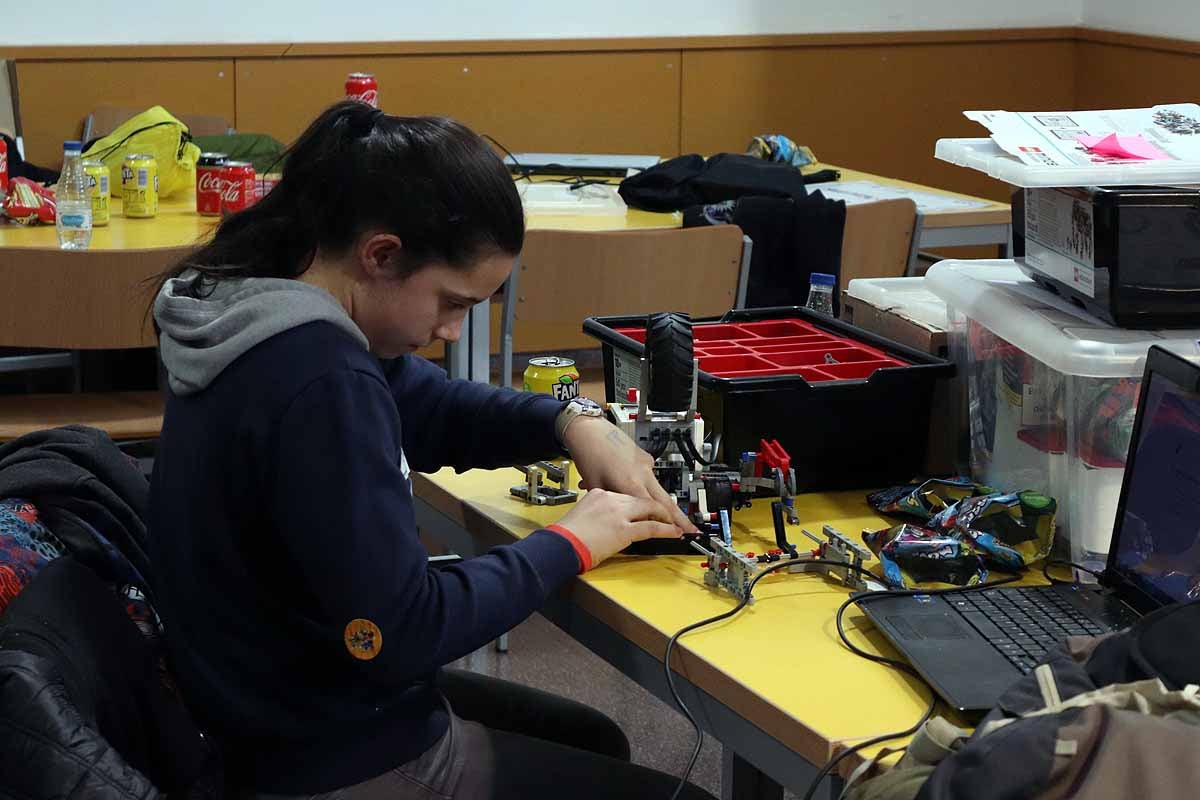 Cerca de 270 jóvenes de 12 ciudades españolas se han reunido hoy en Burgos para desarrollar y construir robots que resolvieran situaciones reales vividas en el espacio