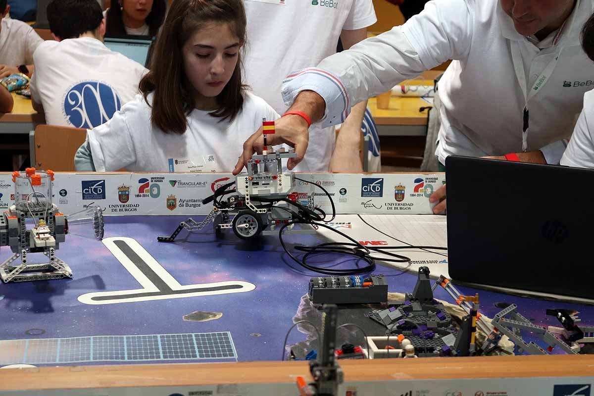 Cerca de 270 jóvenes de 12 ciudades españolas se han reunido hoy en Burgos para desarrollar y construir robots que resolvieran situaciones reales vividas en el espacio