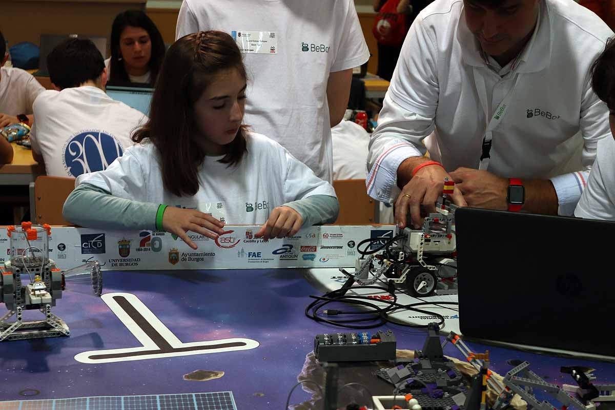 Cerca de 270 jóvenes de 12 ciudades españolas se han reunido hoy en Burgos para desarrollar y construir robots que resolvieran situaciones reales vividas en el espacio