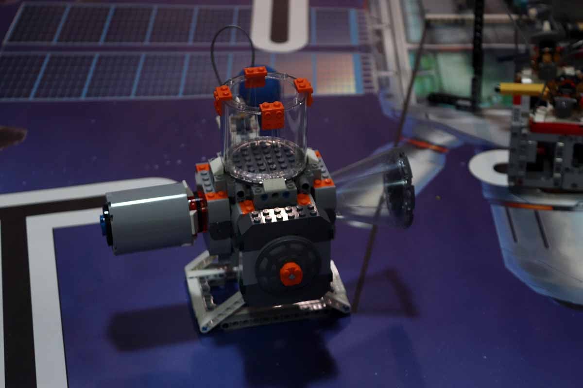 Cerca de 270 jóvenes de 12 ciudades españolas se han reunido hoy en Burgos para desarrollar y construir robots que resolvieran situaciones reales vividas en el espacio