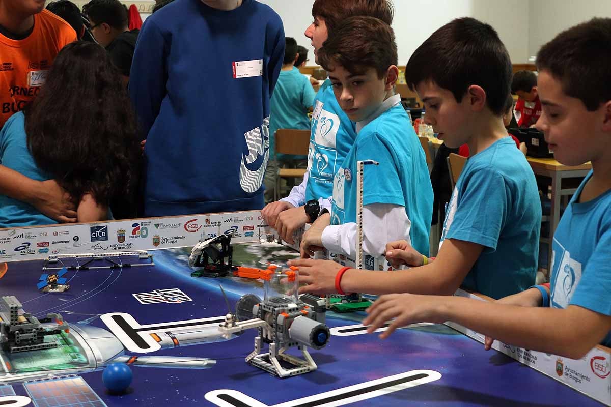 Cerca de 270 jóvenes de 12 ciudades españolas se han reunido hoy en Burgos para desarrollar y construir robots que resolvieran situaciones reales vividas en el espacio