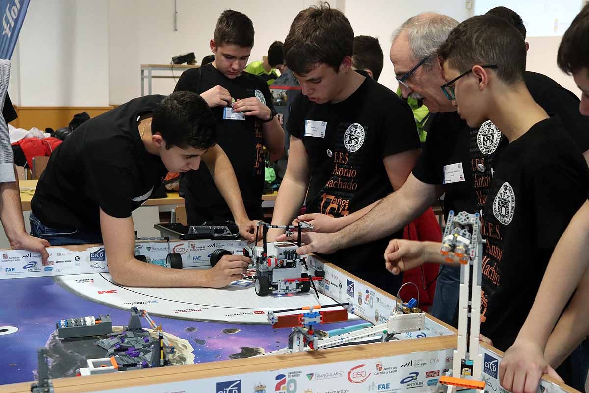 Cerca de 270 jóvenes de 12 ciudades españolas se han reunido hoy en Burgos para desarrollar y construir robots que resolvieran situaciones reales vividas en el espacio