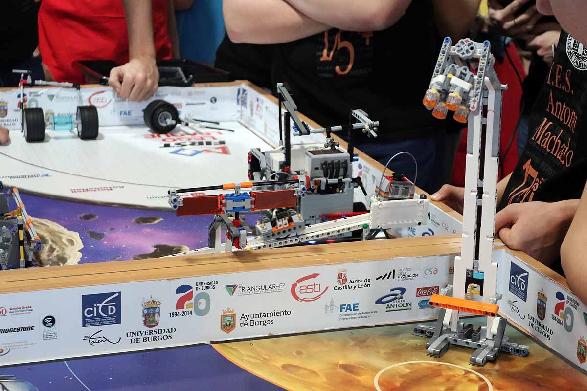 Cerca de 270 jóvenes de 12 ciudades españolas se han reunido hoy en Burgos para desarrollar y construir robots que resolvieran situaciones reales vividas en el espacio