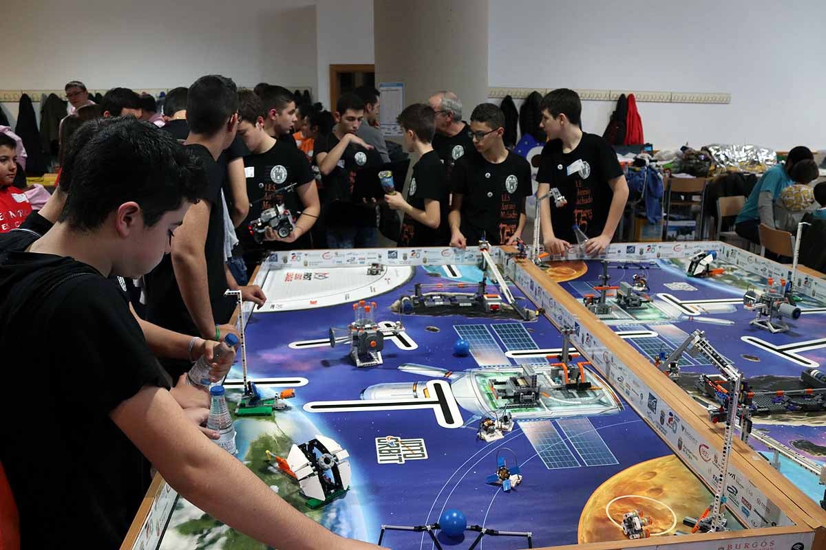 Cerca de 270 jóvenes de 12 ciudades españolas se han reunido hoy en Burgos para desarrollar y construir robots que resolvieran situaciones reales vividas en el espacio