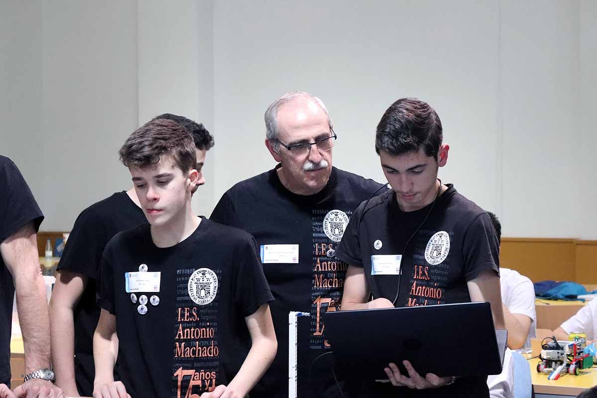 Cerca de 270 jóvenes de 12 ciudades españolas se han reunido hoy en Burgos para desarrollar y construir robots que resolvieran situaciones reales vividas en el espacio