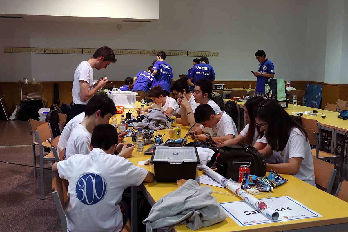 Cerca de 270 jóvenes de 12 ciudades españolas se han reunido hoy en Burgos para desarrollar y construir robots que resolvieran situaciones reales vividas en el espacio