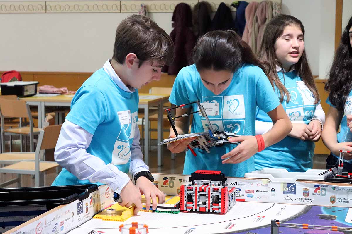 Cerca de 270 jóvenes de 12 ciudades españolas se han reunido hoy en Burgos para desarrollar y construir robots que resolvieran situaciones reales vividas en el espacio