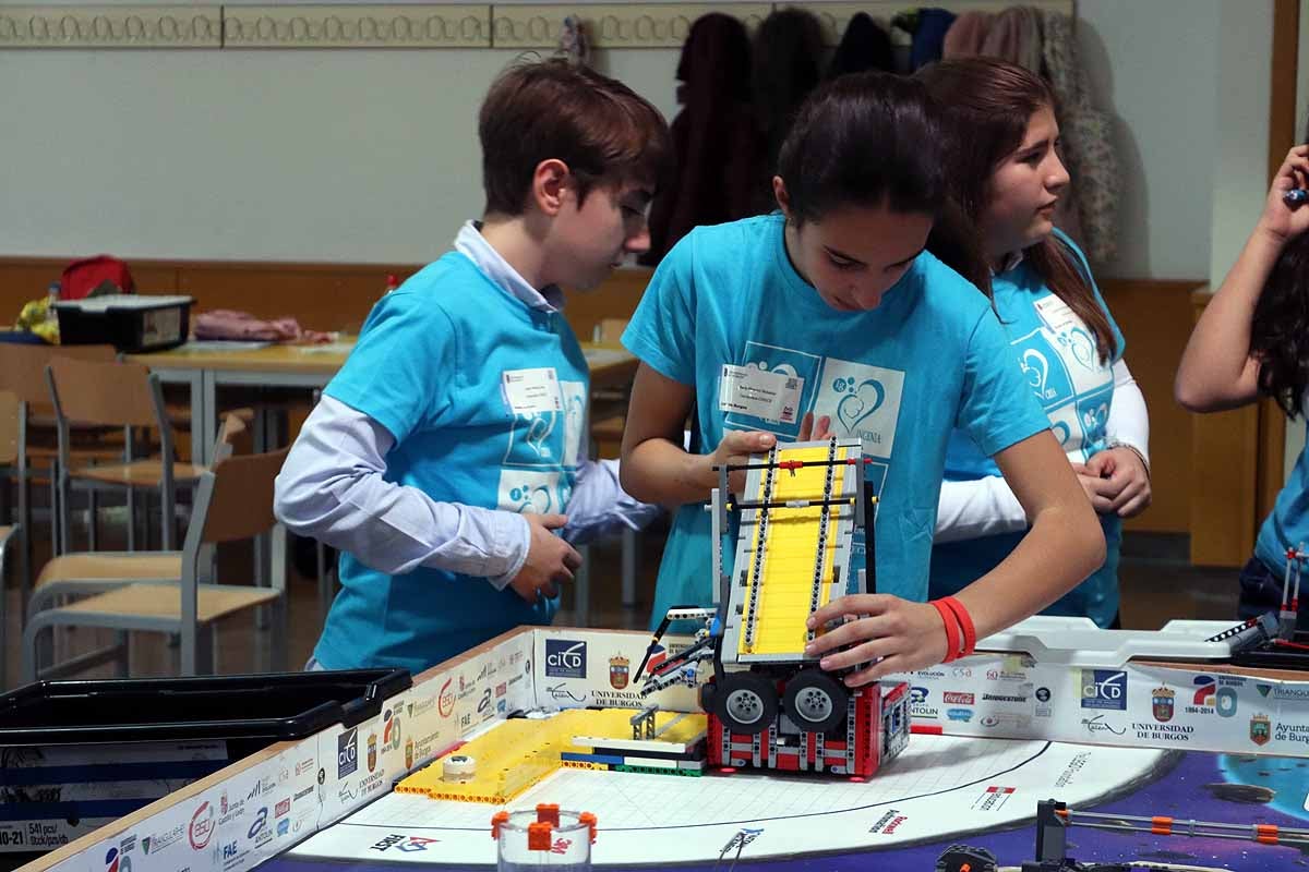 Cerca de 270 jóvenes de 12 ciudades españolas se han reunido hoy en Burgos para desarrollar y construir robots que resolvieran situaciones reales vividas en el espacio