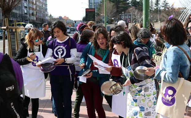 Un grupo de manifestantes han cantado canciones cacerola en mano