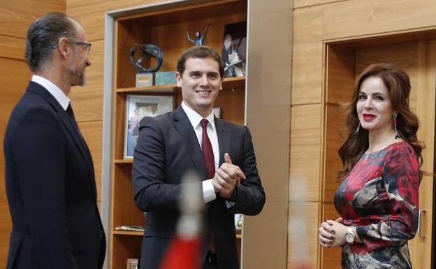 Luis Fuentes y Albert Rivera, con Silvia Clementes en un imagen de 2015.