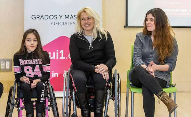 De derecha a izquierda, las deportistas paralímpicas Carla Casals (de gris), Gema Hassen-Bey (con jersey negro) e Iraide Rodríguez. 