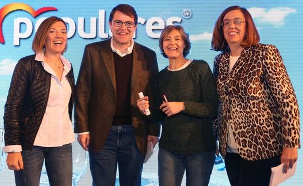 Alfonso Fernández Mañueco, junto a la consejera de Agricultura, Milagros Marcos; la exministra de Agricultura, Isabel García Tejerina, y la presidenta del PP palentino, Ángeles Armisén.