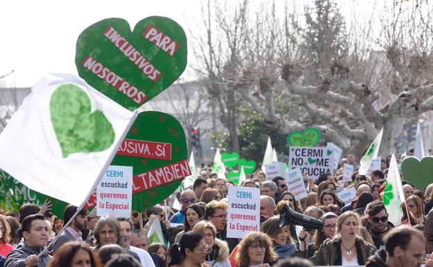 Asistentes a la manifestación en Valladolid en defensa de los colegios de Educación Especial.