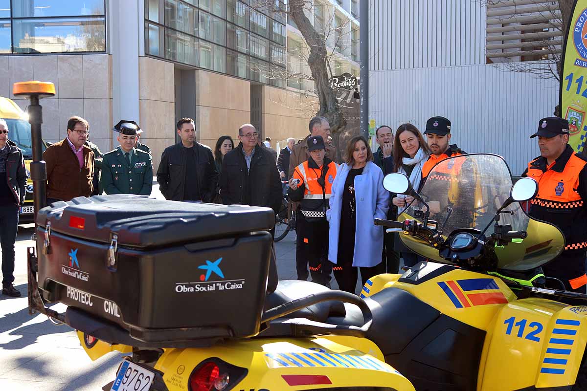 La agrupación de Protección Civil de Burgos cuenta actualmente con 70 voluntarios. Han acercado sus medios a los burgaleses para que la ciudadanía entienda y comprenda su labor y se anime a colaborar en la seguridad de la ciudad. 