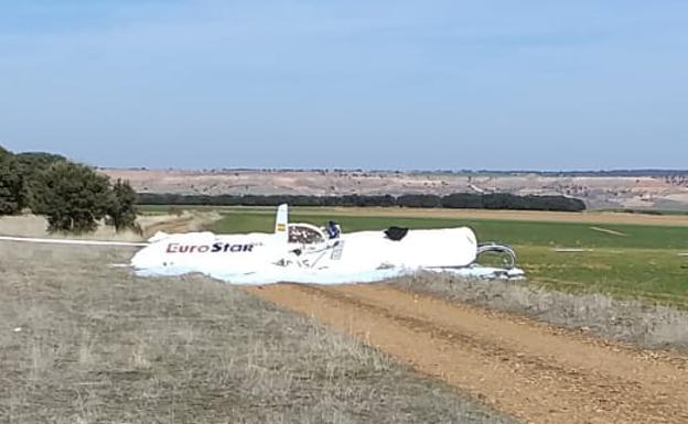 La avioneta accidente en el aeródromo de La Nava, en Corral de Ayllón, donde se ha producido el suceso.