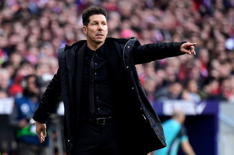 El entrenador rojiblanco, Diego Pablo Simeone, dando indicaciones