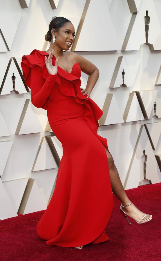 Jennifer Hudson, con vestido rojo con volantes.
