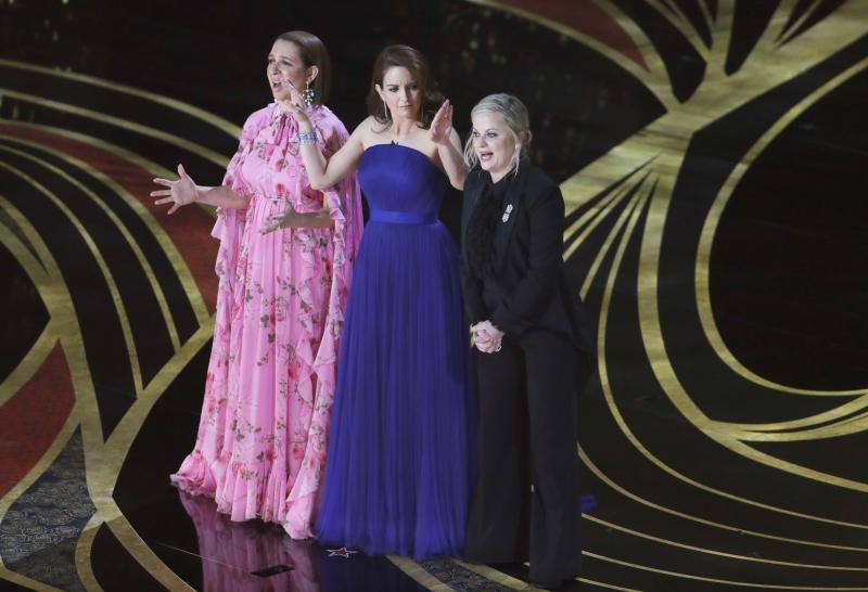 Aunque la gala no contaba con presentador, algo que solo había ocurrido tan solo en una ceremonia anterior, las actrices Tina Fey, Maya Rudolph y Amy Poehler ejercieron como maestras de ceremonia en el comienzo de la retransmisión.