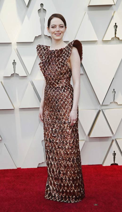 La actriz Emma Stone, luciendo un vestido de Lous Vuitton de color cobre que ha dividido las opiniones de los expertos.