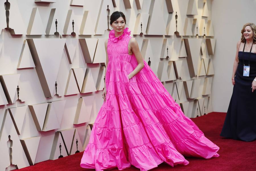 Gemma Chan, con un vestido rosa fucsia.