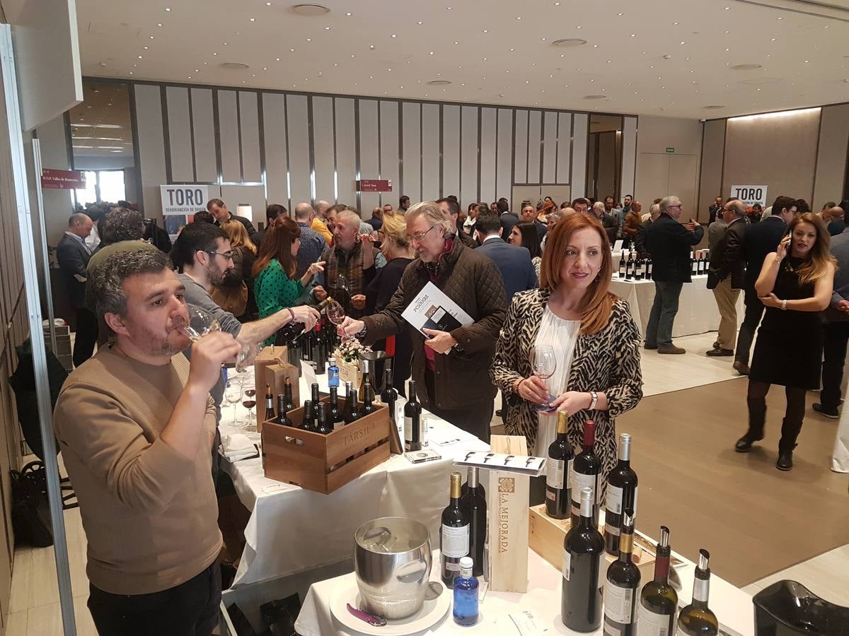 Hasta 130 bodegas de las distintas denominaciones de origen de la región tomaron ayer Madrid con sus mejores vinos