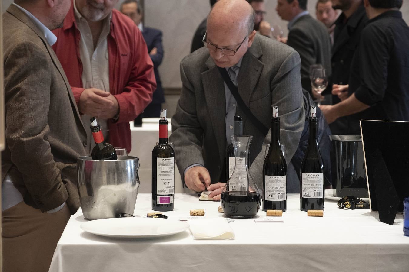 Hasta 130 bodegas de las distintas denominaciones de origen de la región tomaron ayer Madrid con sus mejores vinos