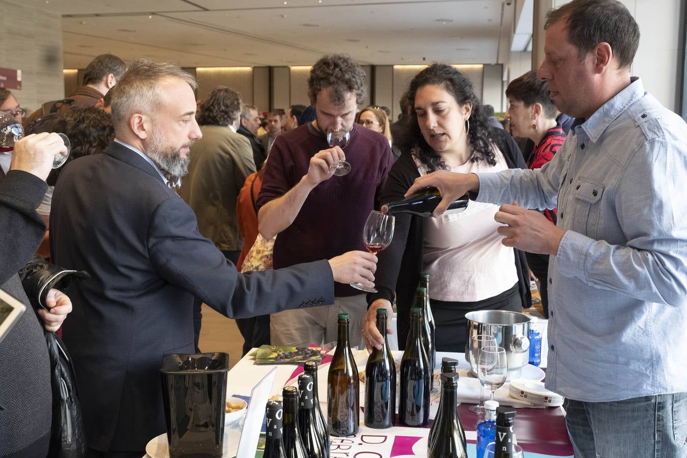 Hasta 130 bodegas de las distintas denominaciones de origen de la región tomaron ayer Madrid con sus mejores vinos