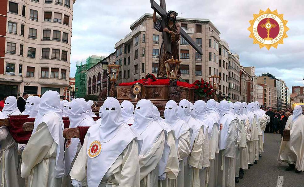 La Ilustre Archicofradía del Santísimo Sacramento y de Jesús con la Cruz a cuestas, portando su talla titular, el 'Jesús con la Cruz a cuestas', durante la procesión de Jueves Santo de 2018.