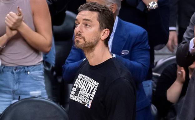 Pau GAsol, en el banquillo.