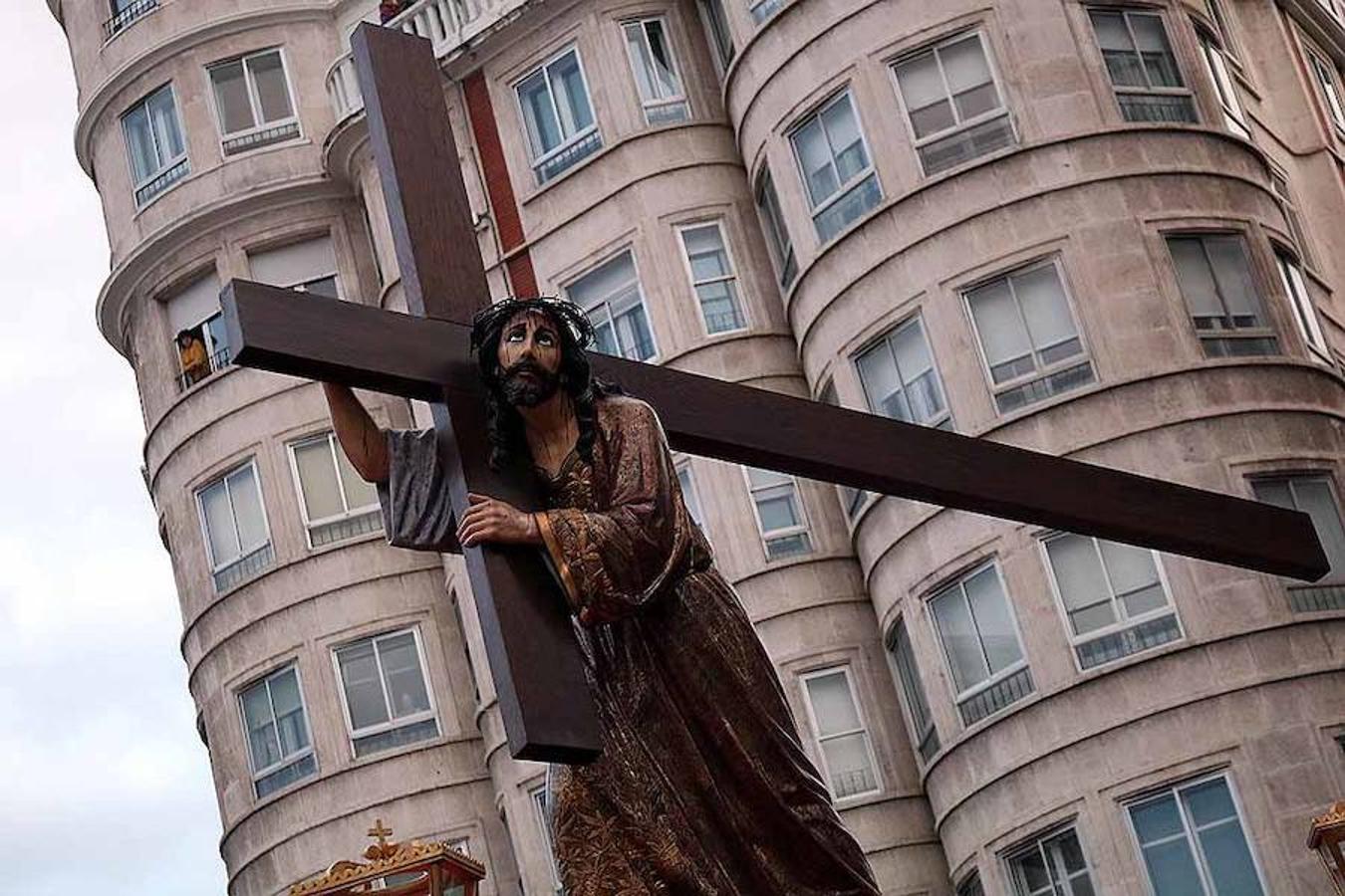 La talla titular de la archicofradía es el 'Jesús con la Cruz a cuestas', una escultura de Ildefonso Serra elaborada en 1901 y que desfiló por primera vez por las calles de Burgos el 28 de marzo de 1902. Su creación fue sufragada por suscripción popular y su restauración, en 2004, fue pagada por la archicofradía y sus cofrades.