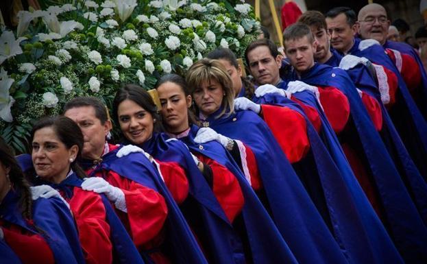 Cofrades de la Cofradía de la Coronación de Espinas y de Cristo Rey en la Semana Santa de 2016.