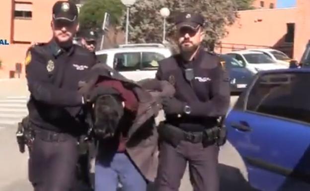 El joven detenido por matar a su madre en Madrid, llega la Jefatura Superior de Policía. 