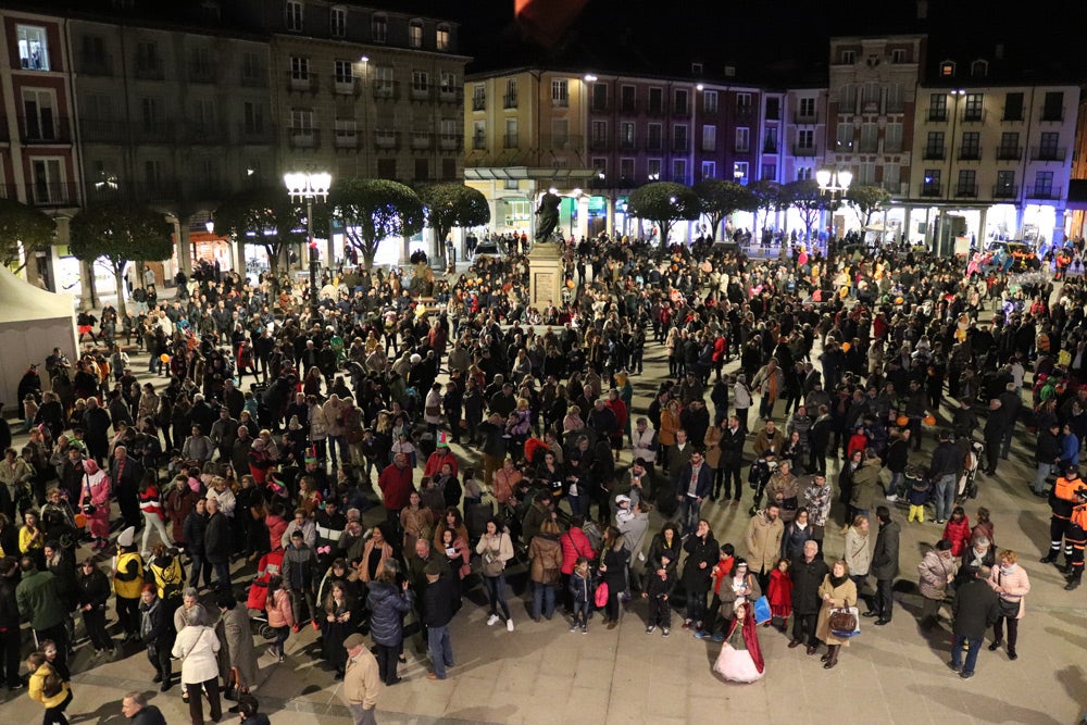 El Carnaval de Burgos ha comenzado con el pregón de la presidenta de BurgoSalsón, Romina Ventin, que ha animado a los burgaleses a sacar «el niño que lleváis dentro»